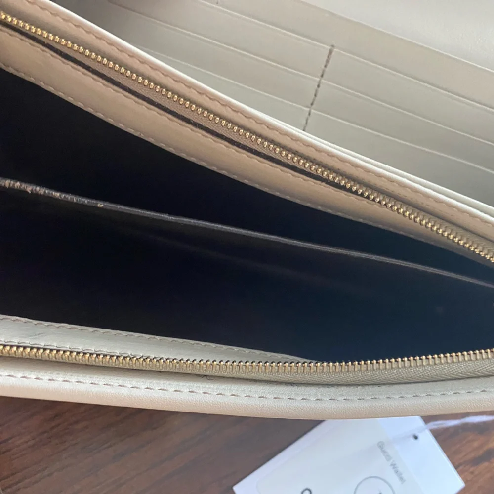GUCCI wallet. Very gently used - Picture 4 of 9